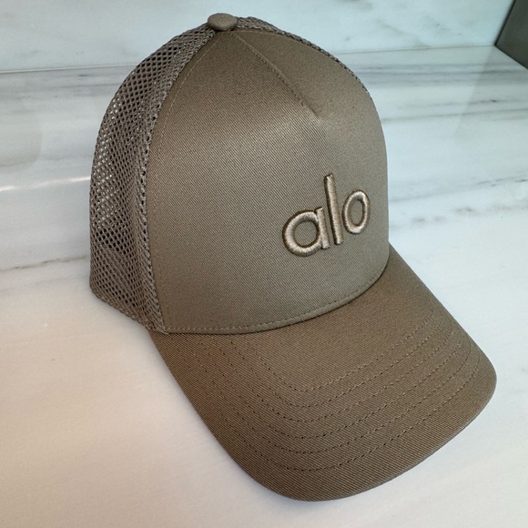 ALO Yoga District Trucker Hat - Picture 6 of 6